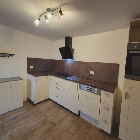 Ruhig gelegenes Zweifamilienhaus mit vermieteter Einheit